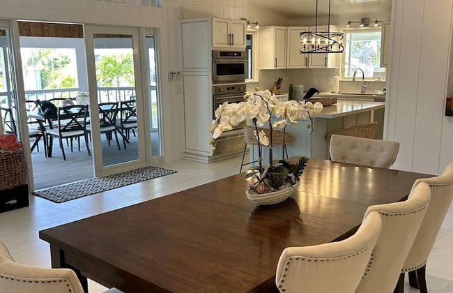 Beautiful Updated Stilted Home Makes For A Super Getaway. 3 Bedroom Home by RedAwning - Foto 1