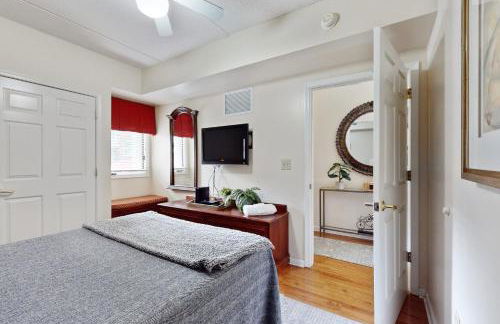 Dog-friendly downtown condo with riverfront balcony - walk to shops & eateries - Foto 19