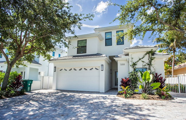 Sorrento Luxury Vacation Home: Expansive 5-Bedroom, 4.5-Bath Retreat with Private Pool, Hot Tub, and Pet-Friendly Accommodations – Just a Short Walk from Stunning Vanderbilt Beach - Foto 1