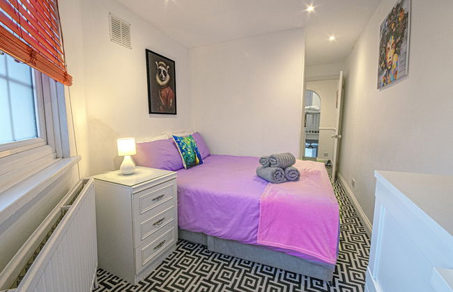 Stylish Super Central Modern Townhouse Retreat - Photo 4