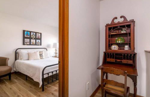 Cozy 2BR Condo w Private Patio - Vintage Charm - Foto 14