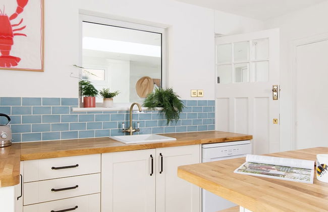 Newly Renovated Cottage 150m From Waterfront - Photo 2