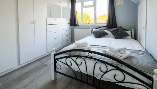 Stanwell Moor Haven At Heathrow - Foto 5, towels, wardrobe