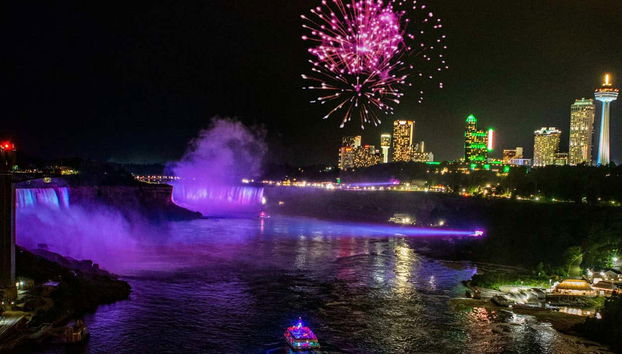 Los fuegos artificiales iluminando las cascadas