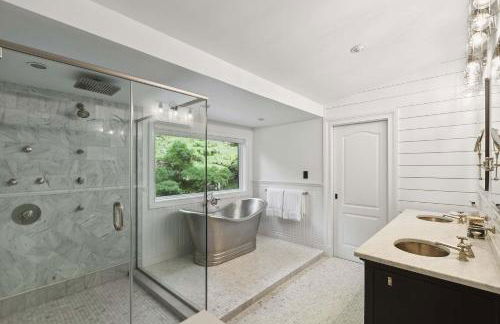 Wainscott Woods by Rove Travel - Luxe Estate with Pool - Foto 19