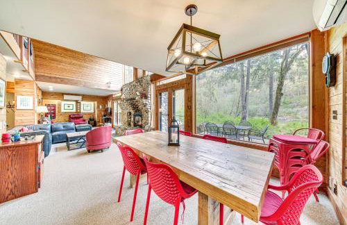 Riverfront Skykomish Cabin with Private Hot Tub! - Foto 7