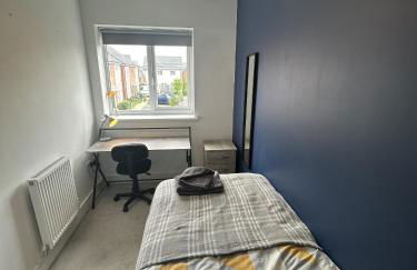 3 Bed Home for Contractors & Relocators with Parking, Garden & WiFi 5 mins walk to Town Centre & Train Station - Foto 16