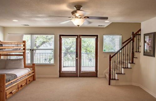 Lakefront 6BR Retreat w Dock & Game Room - Foto 30