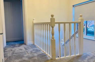 Modern 4BR House with Parking, 8 Mins to Gatwick Airport - Foto 49