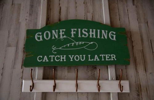 Rustic Chic Alabama Cabin w Loft Fire Pit Pet Friendly Fenced Yard Lake Guntersville - Lucky Lodge - Foto 36