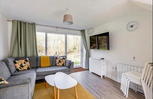 2 BR Beach Woods chalet with parking, 5 mins to beach - Foto 9