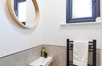 Aura - Elegant Retreat in Prime Leeds Location! - Foto 48