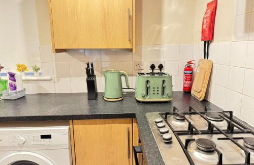 The Vogue Stay, 3 Bedrooms, 2 bathrooms, Ideal for JR & Oxford Hospitals, FREE CarPark, Conveniently located for Ring Road access, 2 miles from Oxford City Centre easy car & bus route - Foto 43