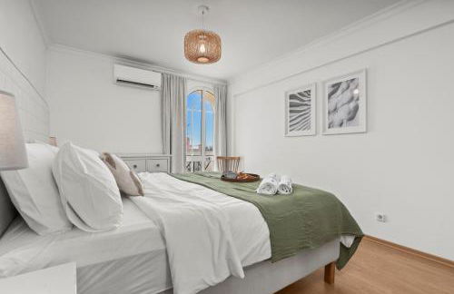 Elegant Flat with Pool & Balcony by HostWise - Foto 9