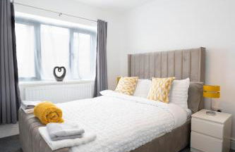 Entire Modern Home with Private Parking for 6/8 Persons - Photo 10