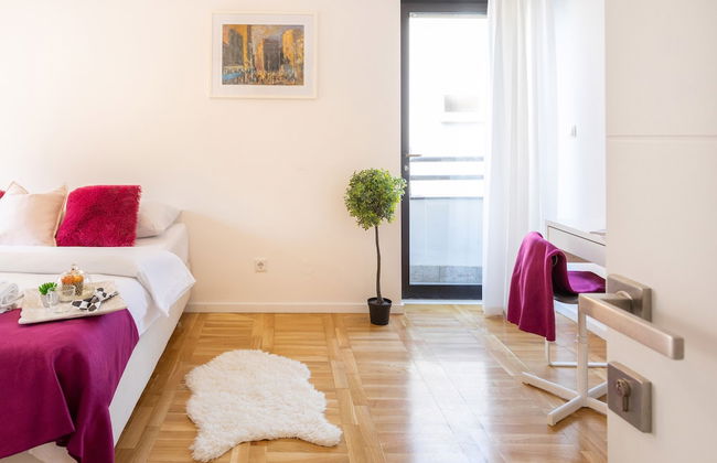 Cozy and Bright Duplex Near City Center - Photo 3