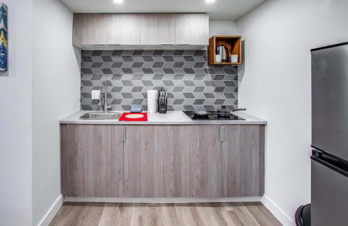 Newly Renovated Bright Studio - Photo 5