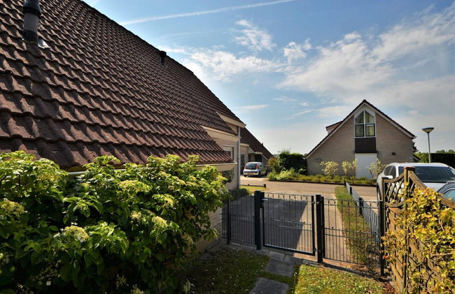 Lively Bungalow on the Water - Photo 24