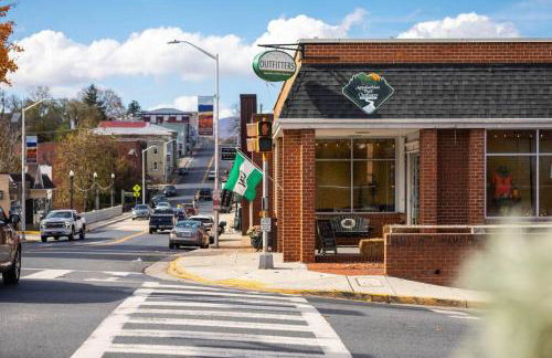 Hidden Hollow 3BD Cabin - Hot Tub, Wifi, Game Room, Fire Pit - Foto 50