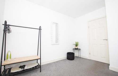 Spacious 4BR Home in Manchester with Parking & Wi-Fi - Foto 12