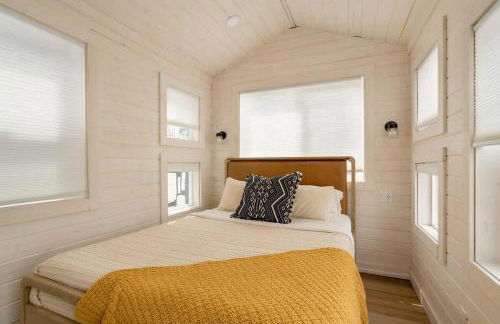 Stay Portland - The Tiny Oasis Steps to Local Coffee & Restaurants - Photo 40