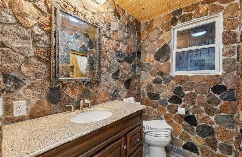 Beautiful Torch Lake House with Beach Access home - Foto 35