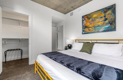 Exceptional 1BD BA-PoolHotTubGymParking- Downtown! - Foto 29