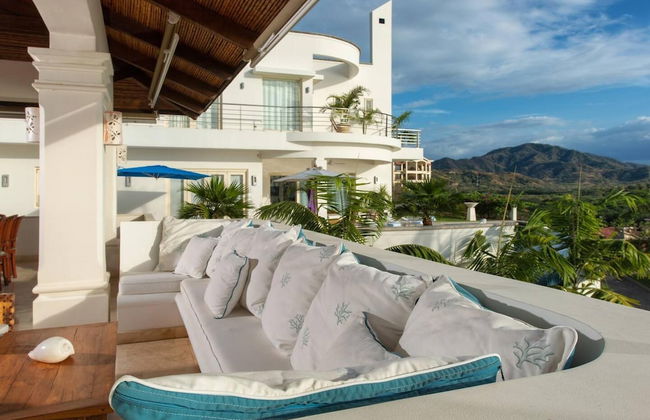 Exquisite Hilltop Villa with Luxurious Modern Design, Sweeping Ocean Views & Sparkling Infinity Pool - Foto 23