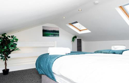 Spacious Home near Heathrow & Windsor with Parking - Photo 33