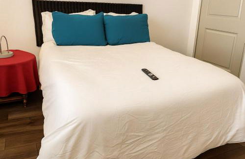 2 Bedroom Villa, Dog Park, Lake, WiFi, Laundry , Pool - Photo 9