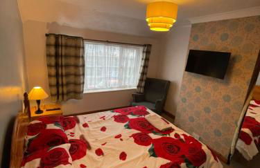 Lovely 4 bed house with patio & bbq - Photo 4