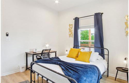 3BR-2BA Cityscape Haven with Panoramic Tower View - Foto 18