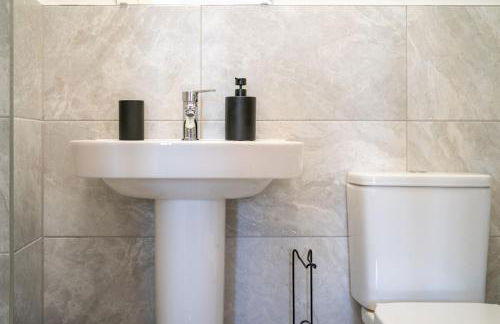 Charming 4 Bedroom House for 8 - Family Friendly - Fast WiFi - Parking - Photo 30