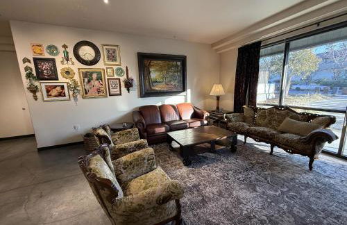 Stylish South Hill Retreat Queen Bed and Sofa Sleeper Full Kitchen Free Parking - Foto 6