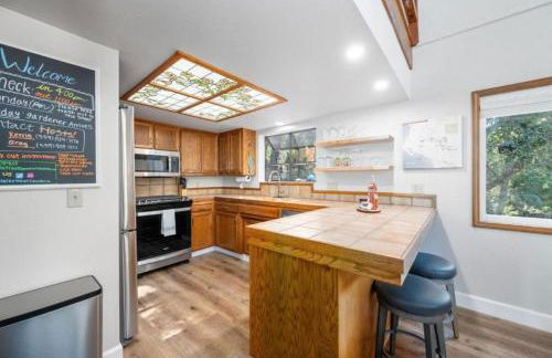 Forest Home with Deck, EV Station, King Beds - Foto 22