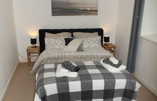 Charming 1-bed Apartment in Barking - Photo 2