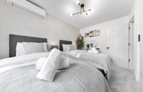 AC & Private Drive Stylish 4BR 5 Beds 8 Guests Wifi And Parking - Photo 32