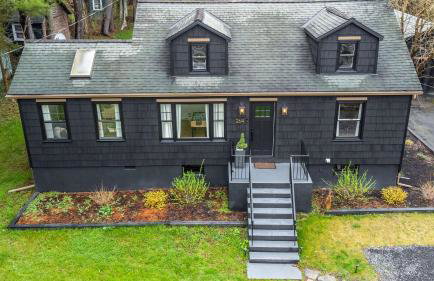 Charcoal Chalet by Avantstay A+ Design w/ Firepit - Foto 73