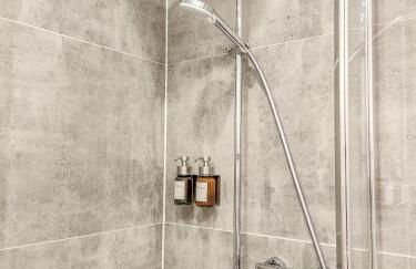 GELI Homes L1 - 2x Zimmer, 2x Kingsize Bett, 1 bis 4 Personen, Parkplatz, TV, Wifi, top Küche, Kaffee, Tee - Foto 24