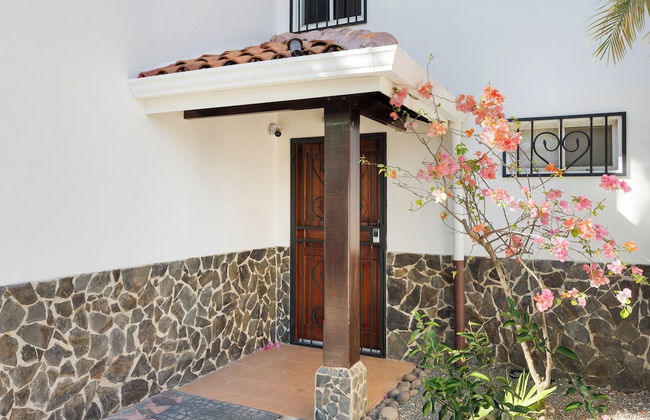 Spacious Home w/ Private Pool & Covered Patio Near the Beach - Foto 26