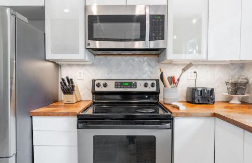 6 Bedroom Duplex Sleeps 14 Close to Lucas Downtown - Photo 21