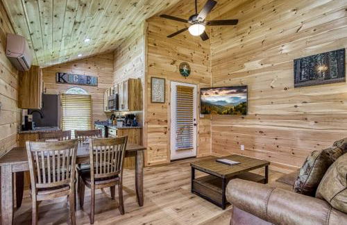 Kitt's Cottage, Pickleball Court, Creek, WIFI, Mountain Views, Starting at 79" - Foto 2