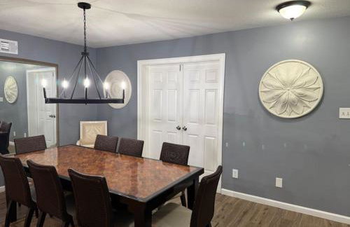 Stylish Remodeled 23 Large beds Near Elvis Presley - Foto 27