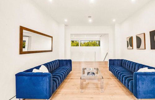 Luxurious Retreat - Modern House with Pool - Photo 26