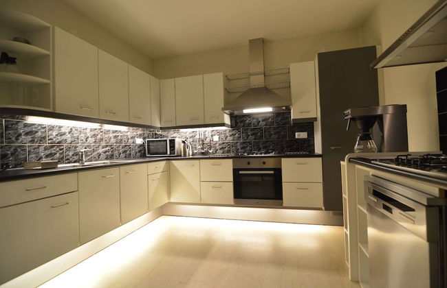 Family Villa w/ Trampoline, Pool - Photo 11