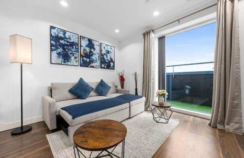 Panoramic City Views Elegant 2BR, 2 Min to Metro - Foto 22