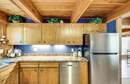 Canal Across Street Family Cabin in Breezy Point! - Foto 9