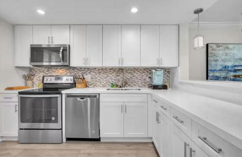 Luxury - 2BR 2BA - Balcony - Right Across From the Beach - Foto 12