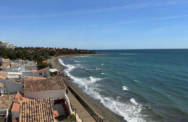 Beachfront Design LUX Studio Apartment - Photo 2