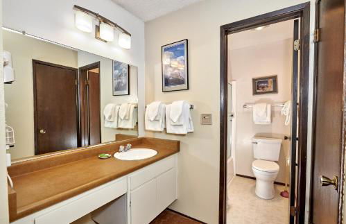 St Anton Street View 2-Bedroom Condo with full kitchen - Foto 21